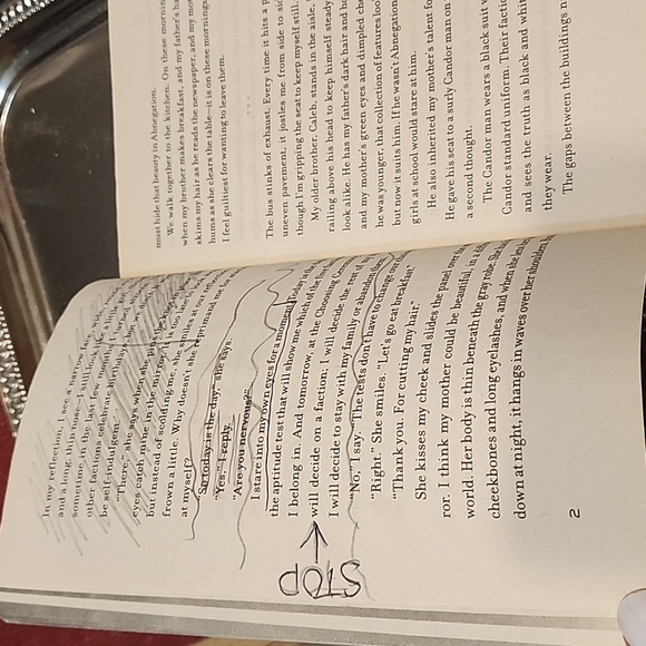 Divergent by Veronica Roth Pre-Loved Book  #1 NY Times Bestselling Author - Picture 6 of 6